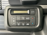 オートエアコン付きです!お好みの温度をセットするだけでエアコンの風量などを自動でコントロール。快適な車内でお過ごしいただけます。