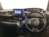 車内は光触媒抗菌消臭施工済です。スタイリッシュなデザインでスポーティなインパネ周りを演出します。グローブボックスやカップホルダーのほかにトレーなどたくさんの収納スペースが付いています。