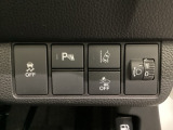 ハンドルの右側にはヘッドライトレベライザーとHondaセンシング用のメインスイッチがついています。ヘッドライトレベライザーは道路状況や積荷の加重に応じてライトの高さを調節できます。