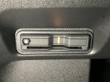 ハンドルの左下にETCがついています。高速道路の料金所の通過も楽々です。 カードの取り出しもしやすい場所についています。