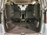 3列目シートを跳ね上げればラゲッジスペースを更に広く使えます。