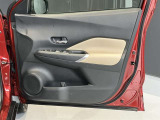 全席のドアトリムにはペットボトルなどが収納できるスペースを確保しています。