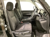 女性でも運転がしやすいように、シートの高さ調整機能(シートリフター)がついています。広い足元にゆったり座れるシートには肘掛も装備しており長距離の運転でも疲れにくいシートです。