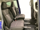 2列目シートは、前後にスライドする左右の座席が独立しているキャプテンシートです。真ん中の通路から3列目へ乗ることができます。センターピラーには乗り降りに便利なアシストグリップがあります。