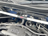 【STIタワーバー】お車の剛性を高めるタワーバーを装備。よりスムーズなコーナリング走行が可能となり、走りも楽しめます。