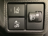 ハンドルの右側にはヘットライトリベライザーとHondaセンシング用のメインスイッチがついています。ヘッドライトリベライザーは道路状況や積荷の加重に応じてライトの高さを調節できます。