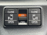 【両側パワースライドドア】スマートキーや運転席のスイッチで後席両側スライドドアの開閉が可能♪電動だから力を入れてドアを開ける必要が無く、小さなお子様でも簡単に開け閉めでき快適です♪