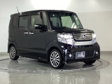 狭い駐車場でも、スライドドアならチャイルドシートへのお子さまの乗降や荷物の積載もスムーズ。とても便利な【両側電動スライドドア】ドアハンドを少し引くだけでリアドアが自動開閉します。
