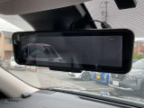 ◆◆◆スマートルームミラーです。乗員、ヘッドレスト、積載物などで遮られがちなルームミラーの後方視界を車両後方にあるカメラの画像を映し出しいつもクリアに保ちます。
