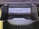足元部分にはちょっとした小物を入れるのに便利な収納BOXもあります。
