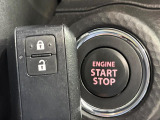 【キーレススタートシステム】カバンやポケットに入れたままでもドアの施錠・解錠が可能なスマートキーを装備。エンジンのオン・オフ時もカギを取り出す必要が無いからとっても便利です♪