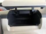 手の届くところに大きな小物入れ。運転席側インパネアッパーボックス。