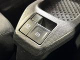 【電動パーキングブレーキ】パーキングブレーキは便利な電動式!ボタン一つで操作でき、アクセルを踏めば自動で解除されます♪レバーやペダルが無いので運転席廻りもすっきりしますね♪