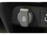 12V電源ソケットから、携帯の充電なども可能です。