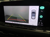ギアをリバースに入れると車両後方の映像を映し出します。画面にはガイドラインが表示され、車庫入れや縦列駐車などの際に安全確認をサポートします。
