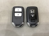 スマートキーを装備しています。鍵を差し込むことなくドアロックの開け閉めと、スタートボタン操作でのエンジンスタートができます。スペアキーも同じものを用意しております。