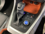 シンプルでとても使いやすいフロアシフトに、パーキングブレーキは、電子制御パーキングブレーキです。