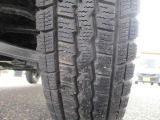 スタッドレスタイヤ付きです。タイヤの山は5分山以上残っております。