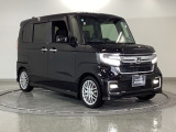 狭い駐車場でも、スライドドアならチャイルドシートへのお子さまの乗降や荷物の積載もスムーズ。とても便利な【両側電動スライドドア】ドアハンドを少し引くだけでリアドアが自動開閉します。