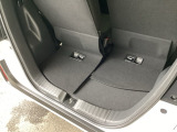 後席を倒さなくても、ゆとりある荷室。