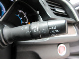 オートヘッドライト標準装備です。車外の明るさに応じて自動的にヘッドライトの点灯・消灯をしてくれます。トンネルの出入り口などで活躍してくれます。