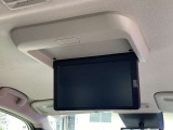 後席フリップダウンモニター装備。2、3rdシートに乗車の方がTVなどの視聴ができます