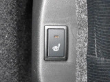 運転席シートには、シートヒーターが付いてるので、寒い時期にはありがたい装備です。