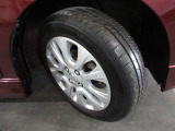 タイヤは ダンロップ 2025年製がついています。 そして足元を精悍に引き締める純正15インチアルミホイール、おしゃれは足元から、カッコイイですね!