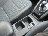 運転席助手席で使用できるドリンクホルダーです。