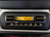 オートエアコンです。車内を設定温度に保ち、快適空間をキープします。