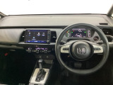 車内は光触媒抗菌消臭施工済です。スタイリッシュなデザインでスポーティなインパネ周りを演出します。グローブボックスやカップホルダーのほかにトレーなどたくさんの収納スペースが付いています。