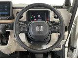 【ハンドル】運転にかかわる様々な操作を安全に行えるように視点移動が少なく操作性に配慮されたスイッチ類が凝縮されたコックピットです。