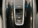 セレクトレバーの下に電子制御パーキングブレーキがあります。スイッチひとつで、停車した地点の傾斜などをシステムが検知・判断してブレーキ力を自動的に最適制御し、しっかり停車できるパーキングシステムです。