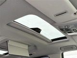 【ツインムーンルーフ】天井から太陽の穏やかな光や爽やかな風を取り込むことができる、トヨタの「サンルーフ」です!頭上のスイッチでムーンルーフを開閉することができます。