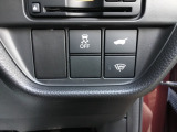 ハンドルの右側にHondaセンシング用のVSA解除スイッチとパワーテールゲートスイッチがついています。パワーテールゲートスイッチは車内からでもテールゲートの開け閉めを電動でできます。