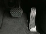 【オルガン式アクセルペダル】かかとを支点として足首とペダルの動きが一致するため、スムーズで正確な操作が可能です。ペダル反力を足の重さで支える事ができるため長時間の運転でも足が疲れにくくなります。