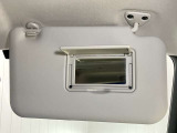 【運転席サンバイザー】鏡が付いているのでメイク直しなどにも便利★