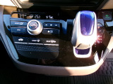 オートエアコンタイプなので細かい操作なしで快適温度に調整してくれます。季節の変わり目のわずらわしさはありませんね。インパネシフトだから視線の移動も少なく足元もスッキリ。