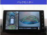 【パノラマモニター】に搭載した4つのカメラにより、車を真上から見ているような映像を表示。運転席から確認しにくい車両周囲の状況を把握できます。