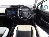 革巻きステアリングで快適な操作性の運転席です。