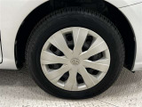 タイヤサイズは175/65R15!残り溝は5ミリ程度です!スチールホイールに錆が、ホイールキャップに傷があり、退色しております。