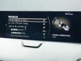 こちらのお車には先進安全装備が多数搭載されています。衝突被害を回避あるいは軽減するためのブレーキや、後方死角からの接近警報、車線逸脱を防止する警報装置など、詳しくはスタッフまでお尋ねください。