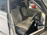 運転席、助手席です。座面も広くゆったりと座れてアームレストも付いているので重宝します。