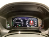 大型の液晶画面内にスピードメーターとタコメーターを表示、メーター内に燃費やオドメーターなどの表示の他に、ホンダセンシング機能などの表示もできる多機能なマルチインフォメーション・ディスプレイです。