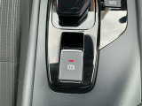 電動パーキングブレーキは、従来の足踏み式に比べ、しっかりと車をホールドしてくれるので安心です。女性の方には特に安心いただける装備です