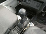 5速マニュアルミッションです。