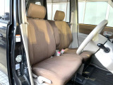 運転席まわりには十分なスペースがあり、大柄な方でもゆったり運転していただける環境です。