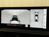 パノラミックビューモニターを装備。駐車場や交差点でクルマを真上から見るように周囲を確認できます。機能の詳細は販売店スタッフまでおたずねください。