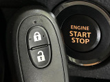 【キーレススタートシステム】カバンやポケットに入れたままでもドアの施錠・解錠が可能なスマートキーを装備。エンジンのオン・オフ時もカギを取り出す必要が無いからとっても便利です♪