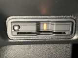 ハンドルの左下にETCがついています。高速道路の料金所の通過も楽々です。 カードの取り出しもしやすい場所についています。